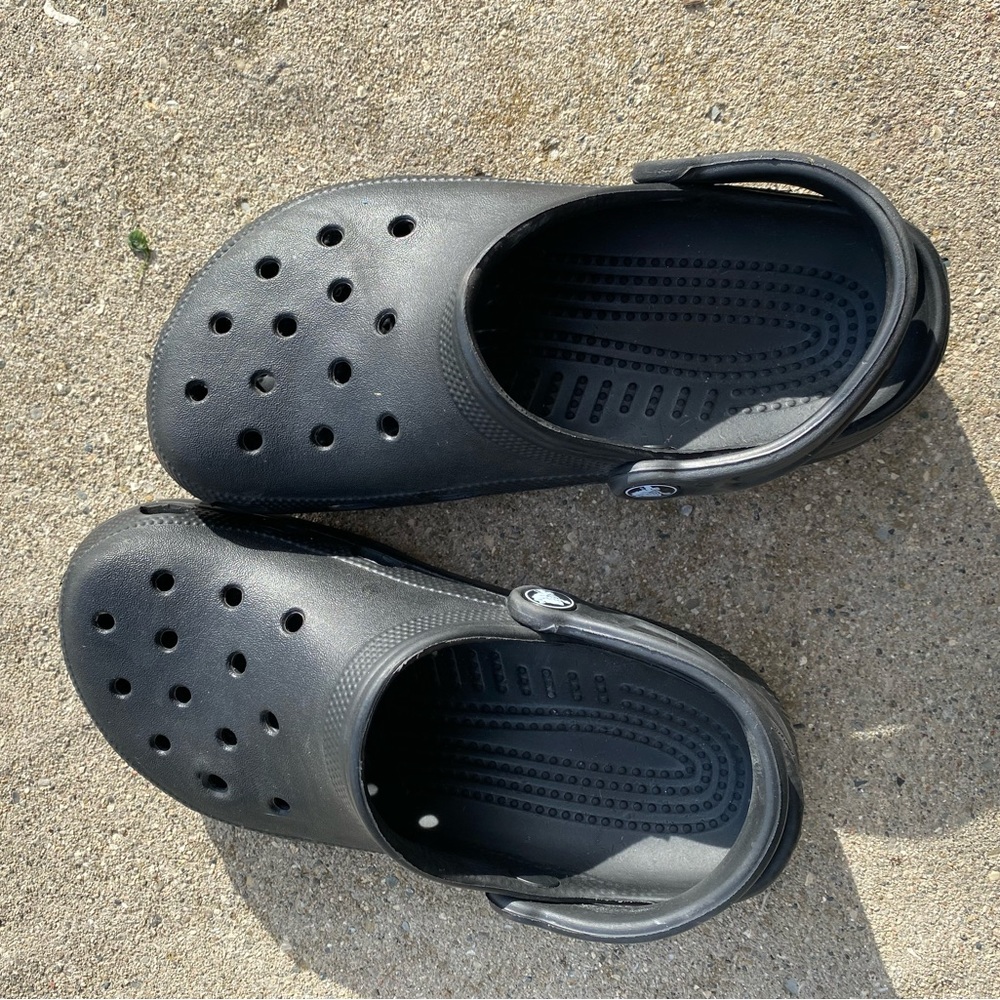 Black crocs women’s 6 men’s 4